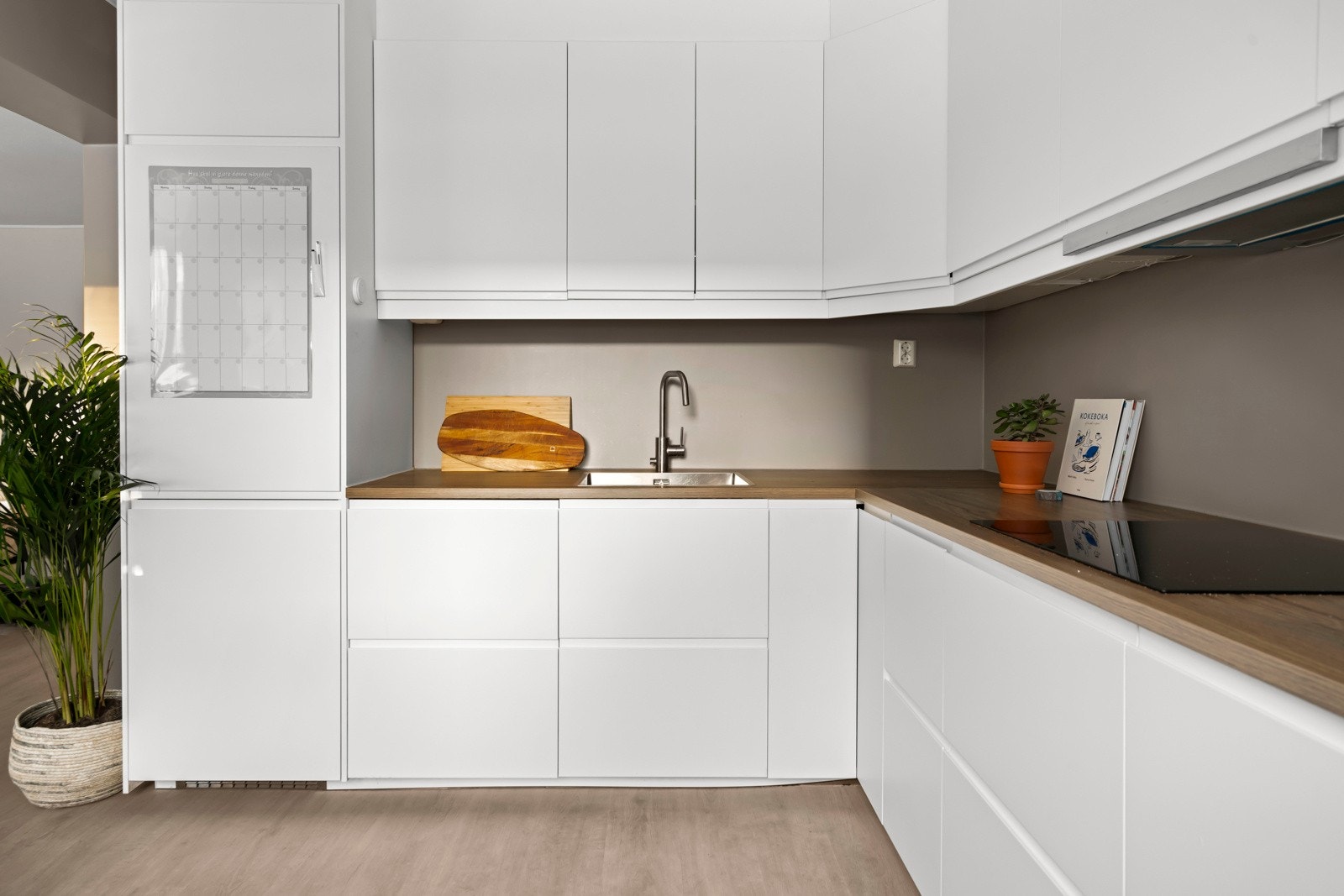 Skap-, skuff- og benkeplass har en nok av, og det er integrerte hvitevarer som stekeovn, platetopp, oppvaskmaskin og kjøl/frys i innredningen. Galleribilde