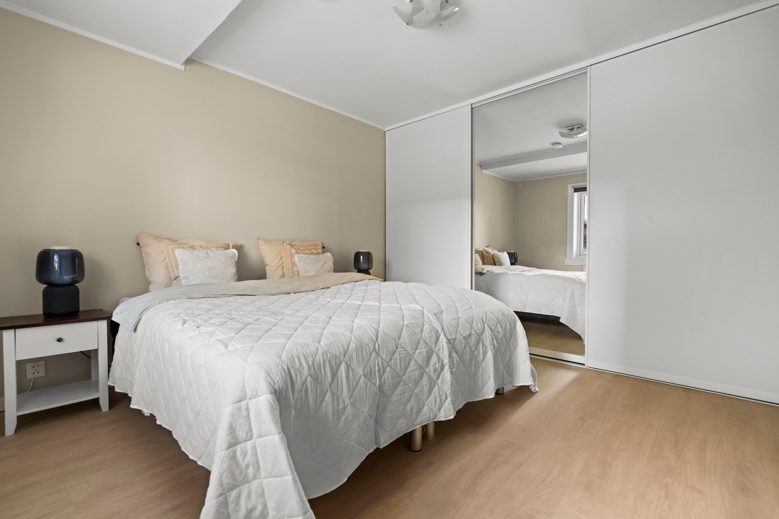 Svært romslig soverom med god plass til dobbeltseng. Galleribilde