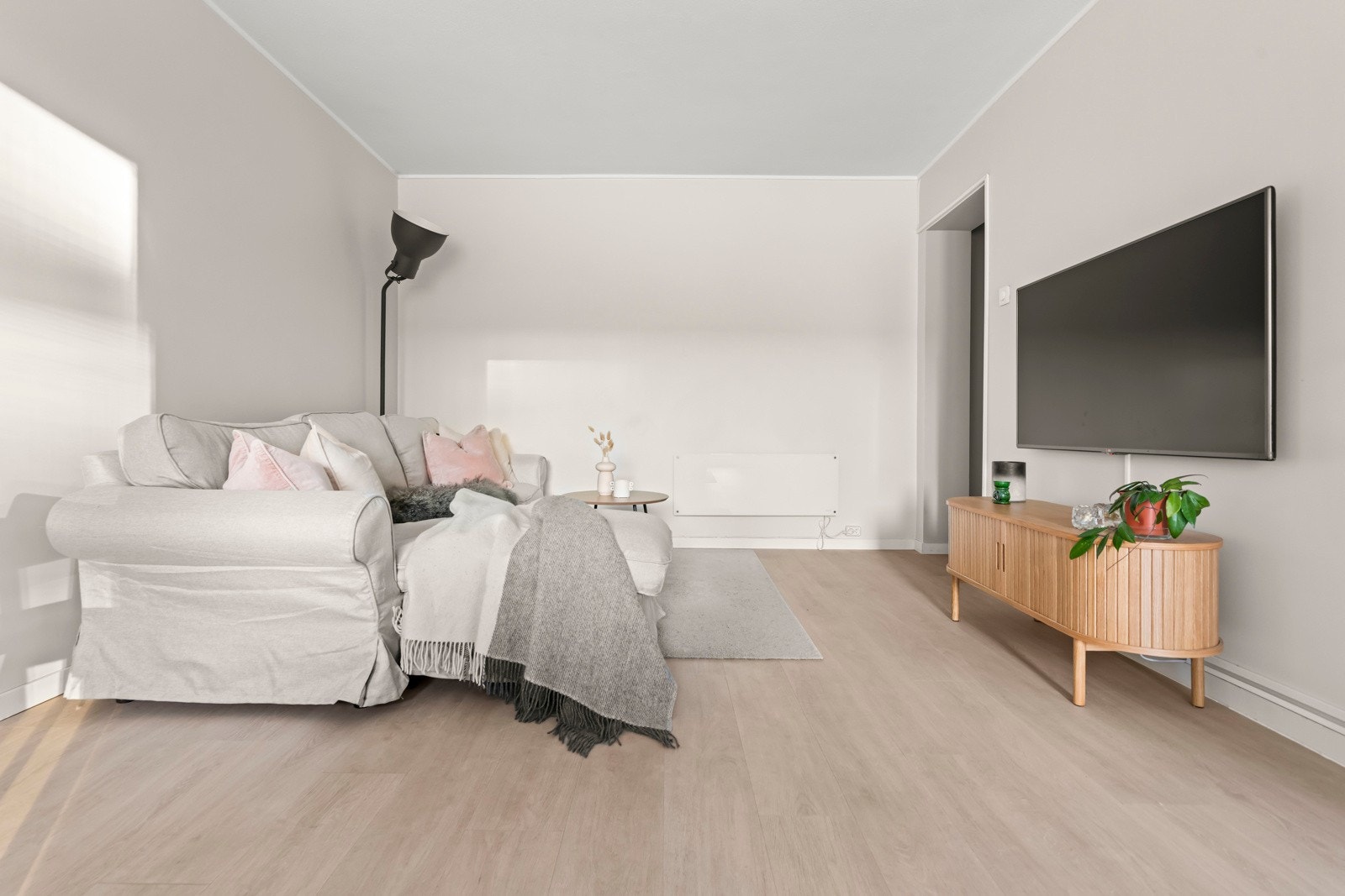 God takhøyde, store vindusflater og luftig atmosfære. Galleribilde