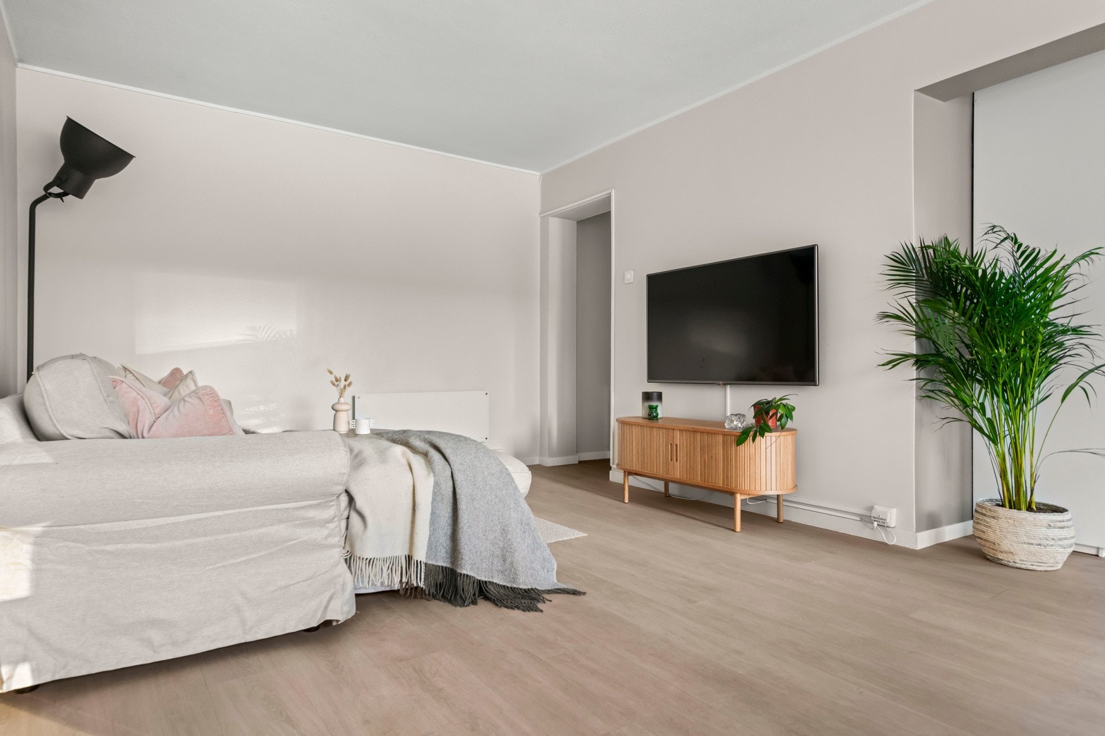 Stuen har flere møbleringsmuligheter med god plass til både sofagruppe, spisestue og annet ønskelig møblement. Galleribilde