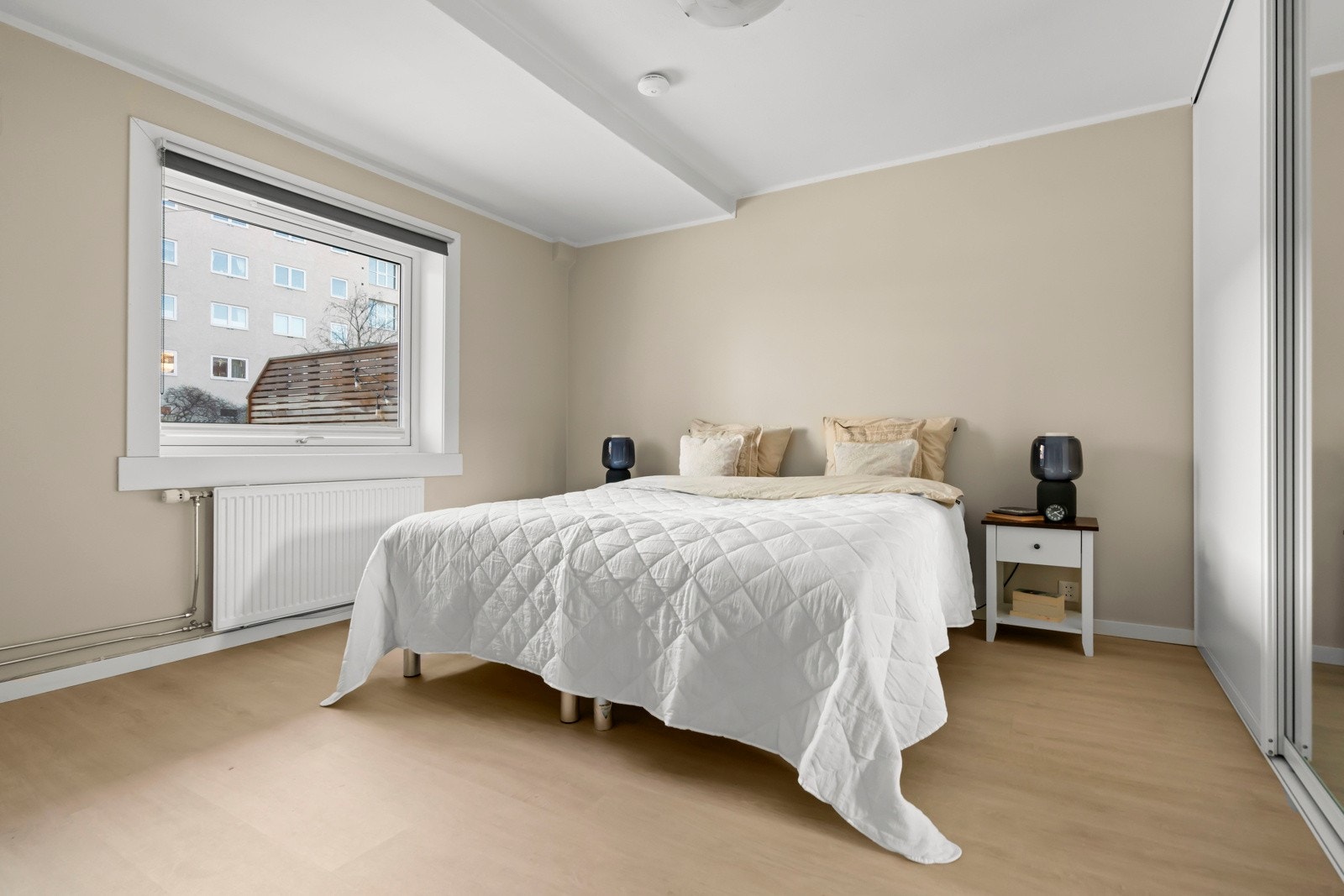 Rommet byr på masser av plass for nattbord og gode garderobeløsninger Galleribilde