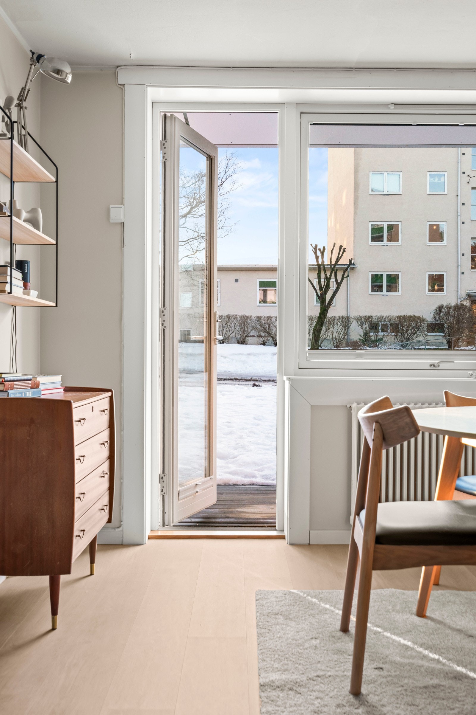 Fra stuen er det utgang til en markterrasse på hele 42 kvm. Galleribilde