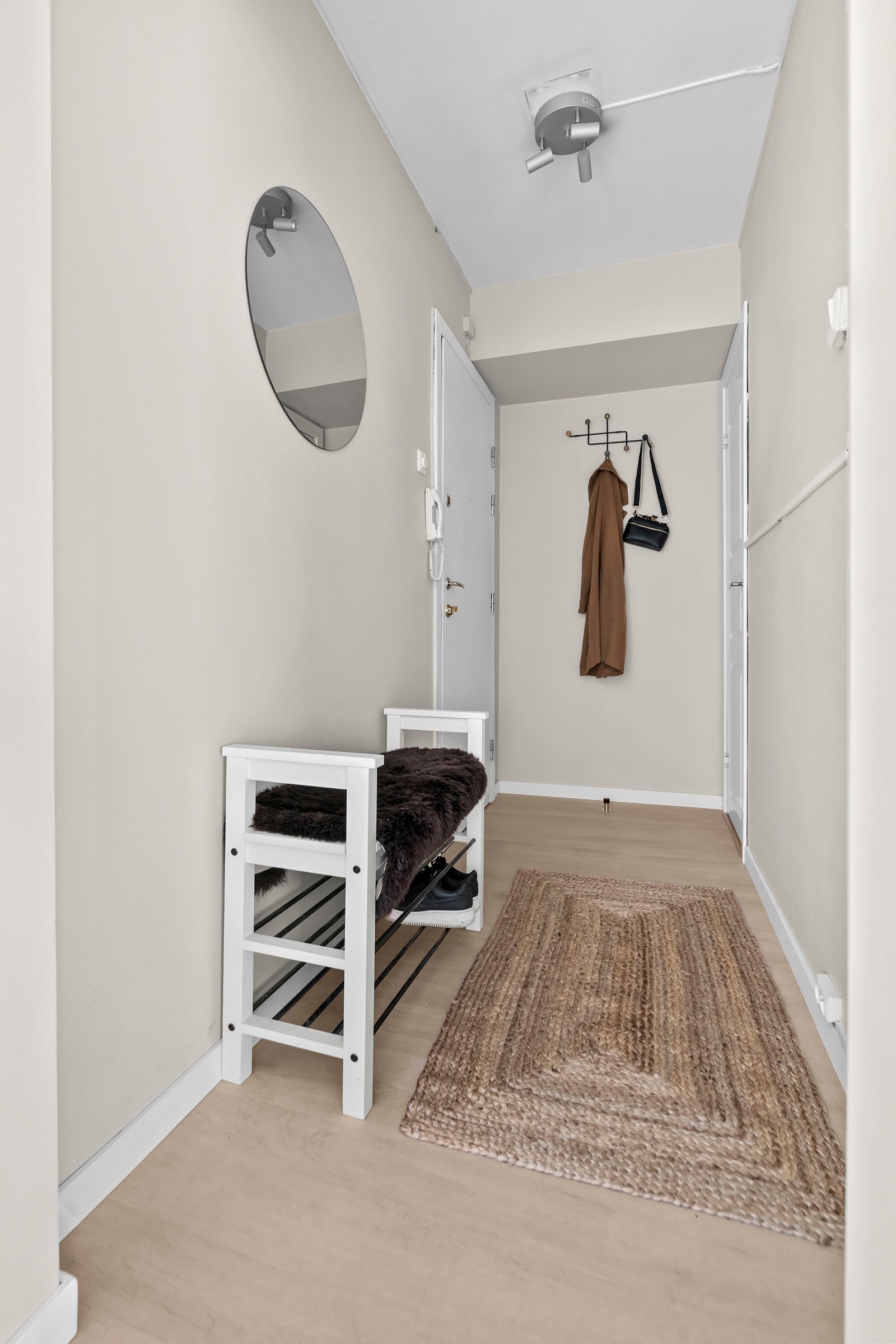 Velkommen inn! Inngangspartiethar plass til å sette fra seg yttertøy og sko. Galleribilde