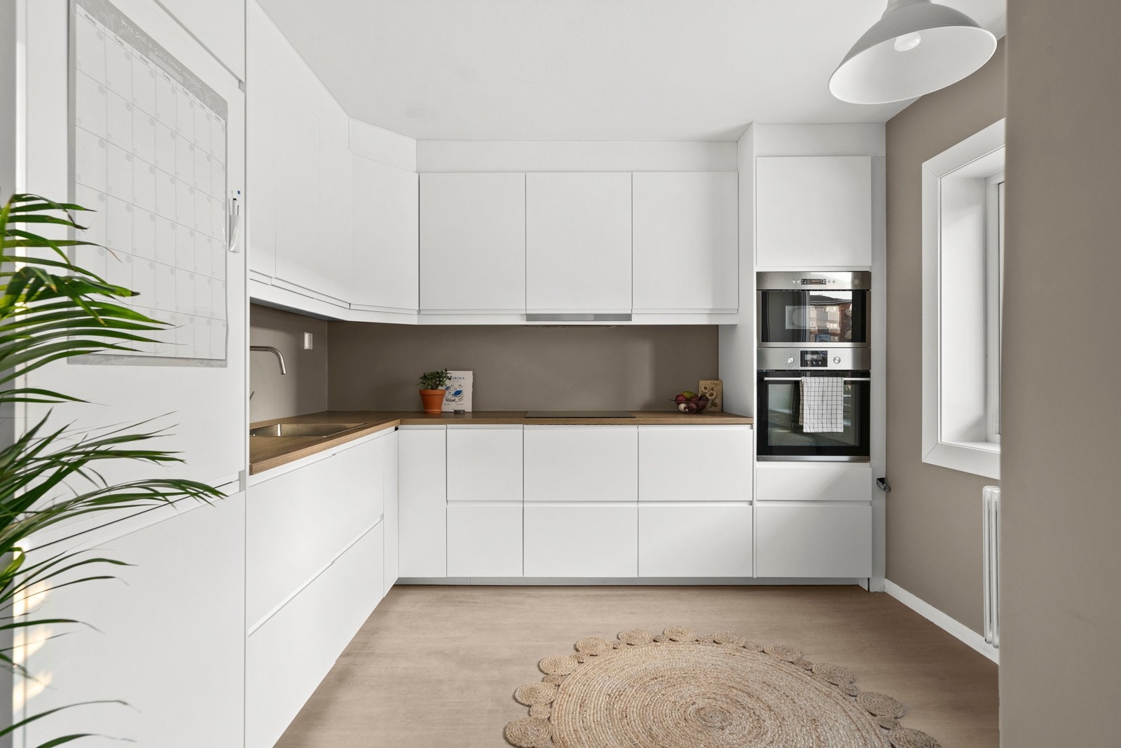 Kjøkkenet ligger i en sosial og åpen løsning til stuen. Galleribilde