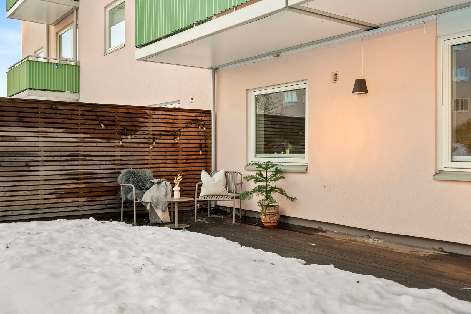 Godt med plass til utemøbler og grill. Galleribilde