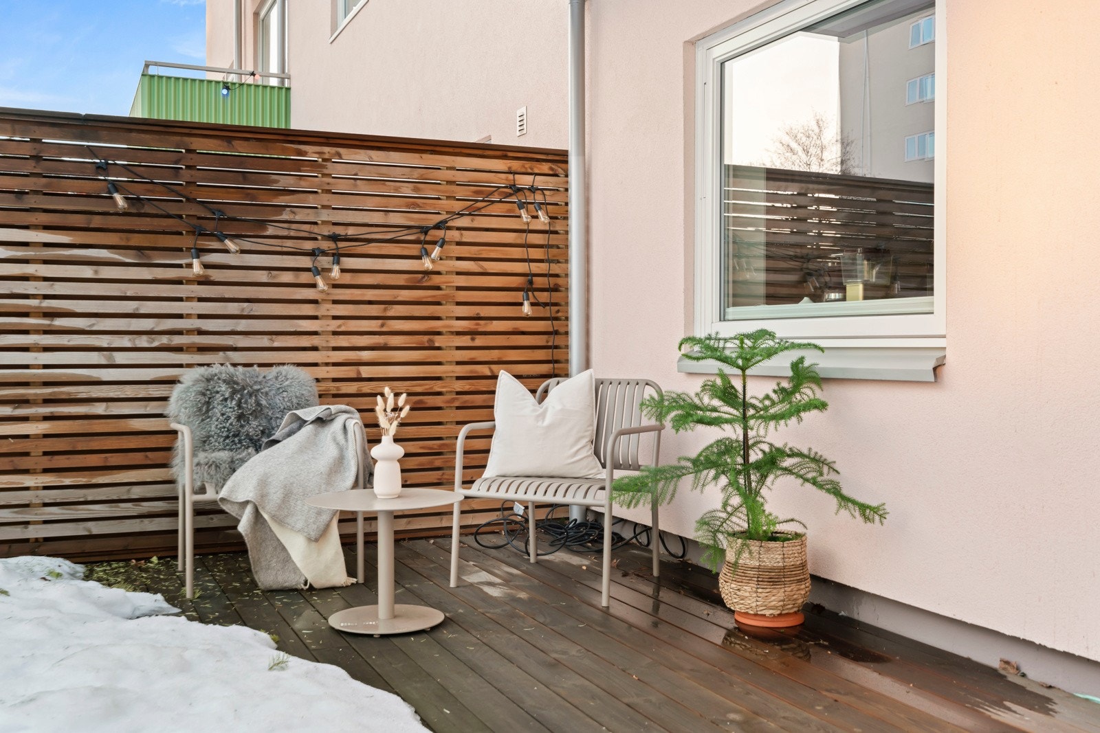 Dette er en flott 2-roms med god planløsning og solrik markterrasse på 42 kvm. Galleribilde