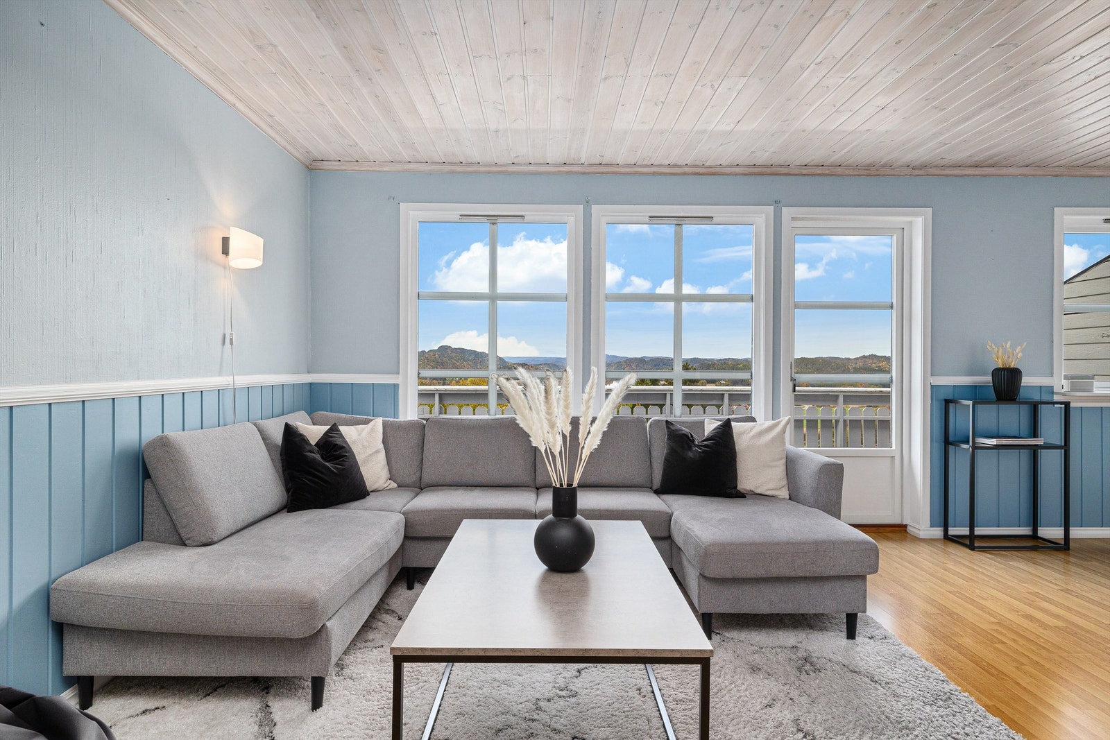 Gode vindusflater som slipper inn godt med naturlig lys Galleribilde