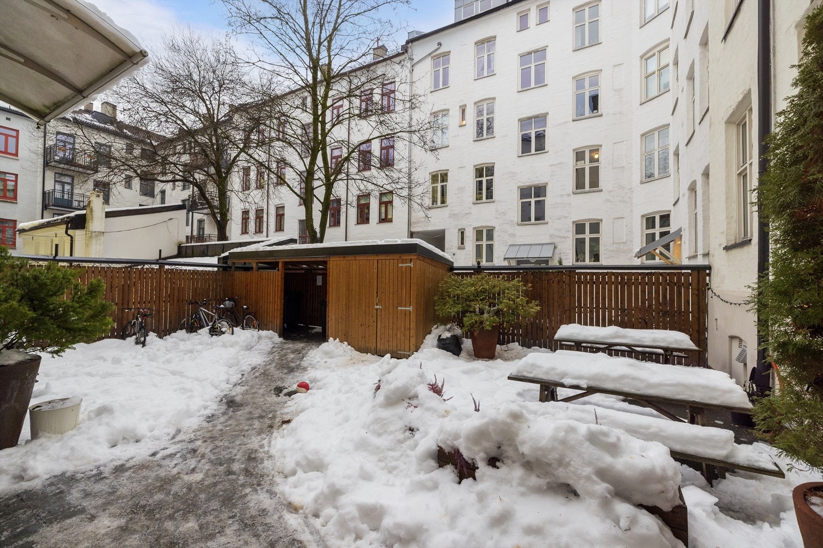 Leiligheten har en meget sentral, urban og attraktiv beliggenhet i Professor Lochmanns gate på Grünerløkka med kort vei til sentrum, Carl Berner og Tøyen Galleribilde