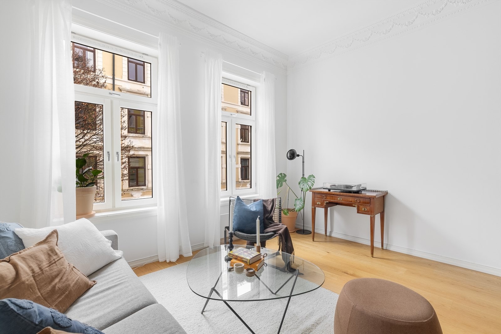 Dette er en lys, pen og sentralt beliggende 2-roms selveier på Grünerløkka i en klassisk bygård fra 1895 Galleribilde