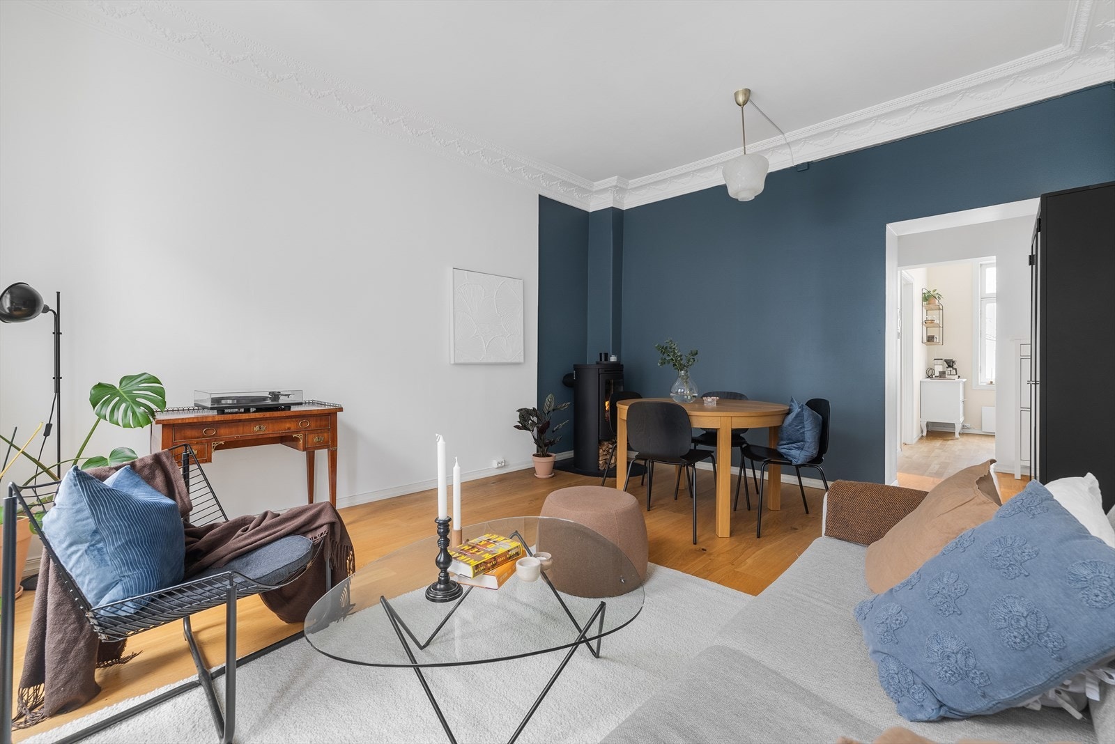 God plass til alt av ønskelig møblement i stuen Galleribilde