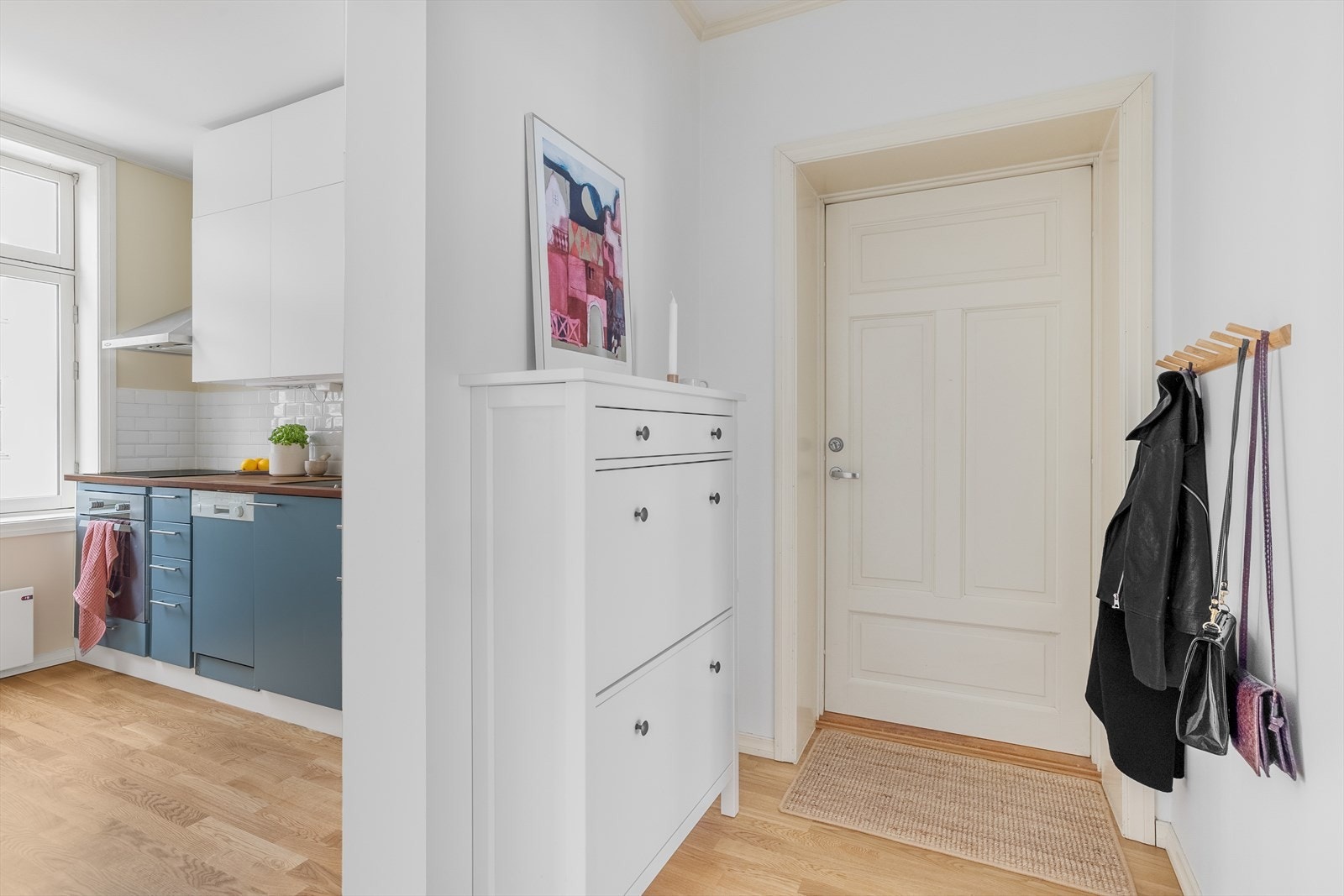 Romslig entrè med god plass til oppbevaring Galleribilde