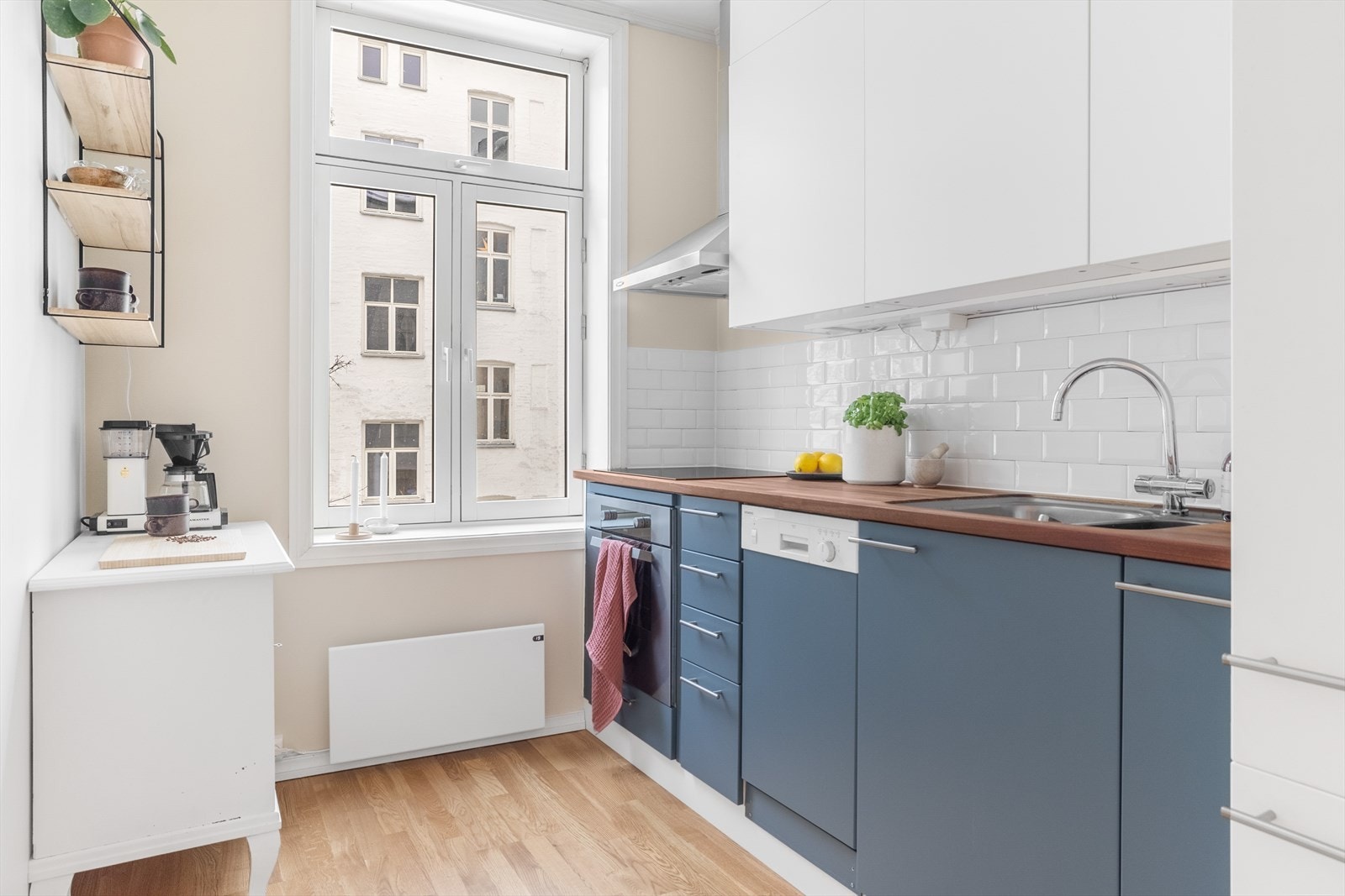 Lyst, tidsriktig separat kjøkken Galleribilde