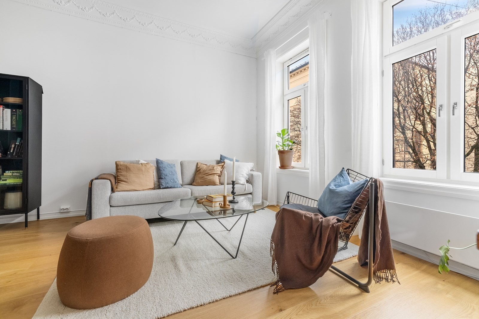 Leiligheten har klassiske preg som stukkatur, dype karmer og en generøs takhøyde Galleribilde