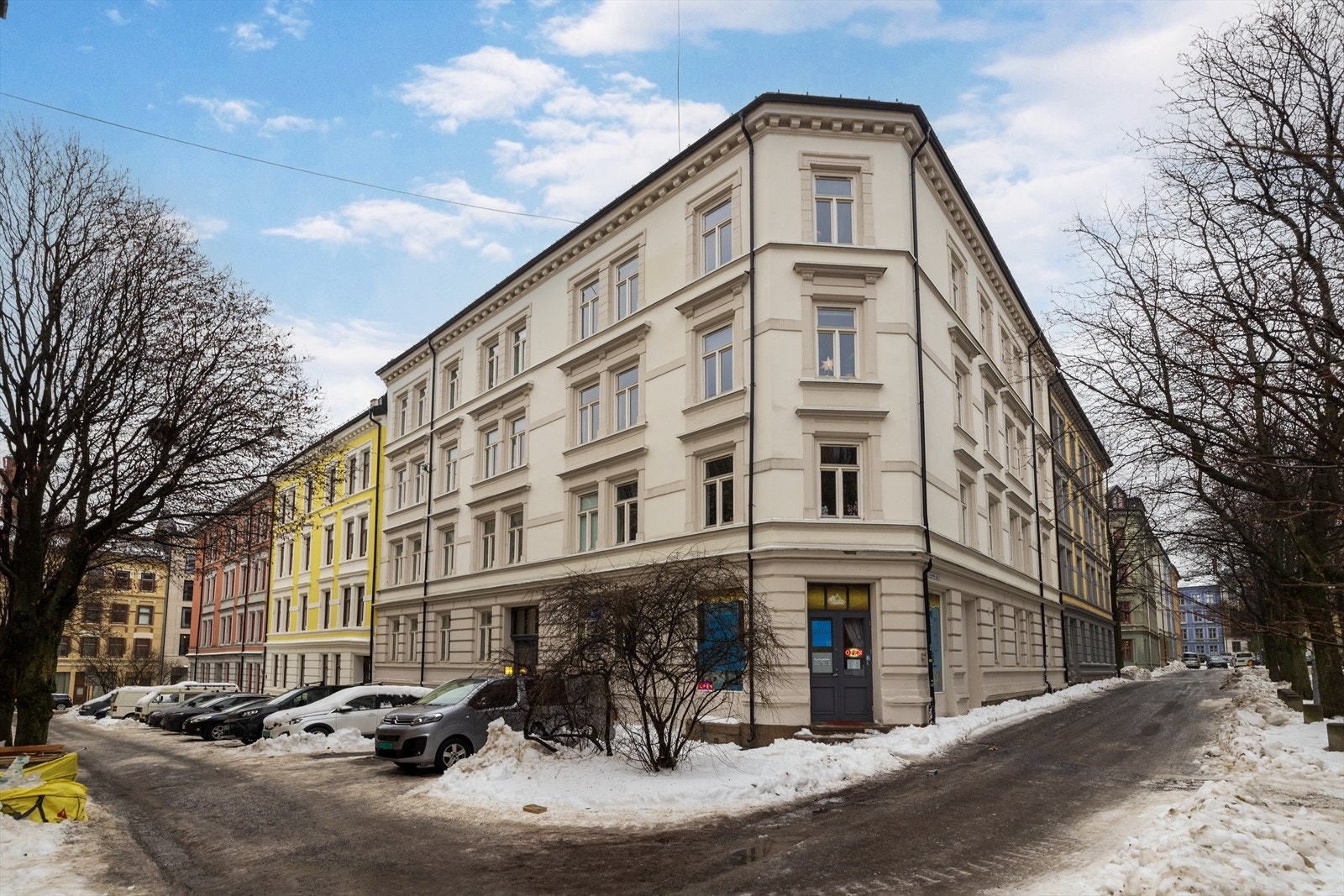 Grünerløkka er en av de mest populære bydelene i sentrale Oslo. Området er i dag mest kjent for sitt pulserende uteliv, hyggelige gate caféer, markeder og små nisjeforretninger Galleribilde