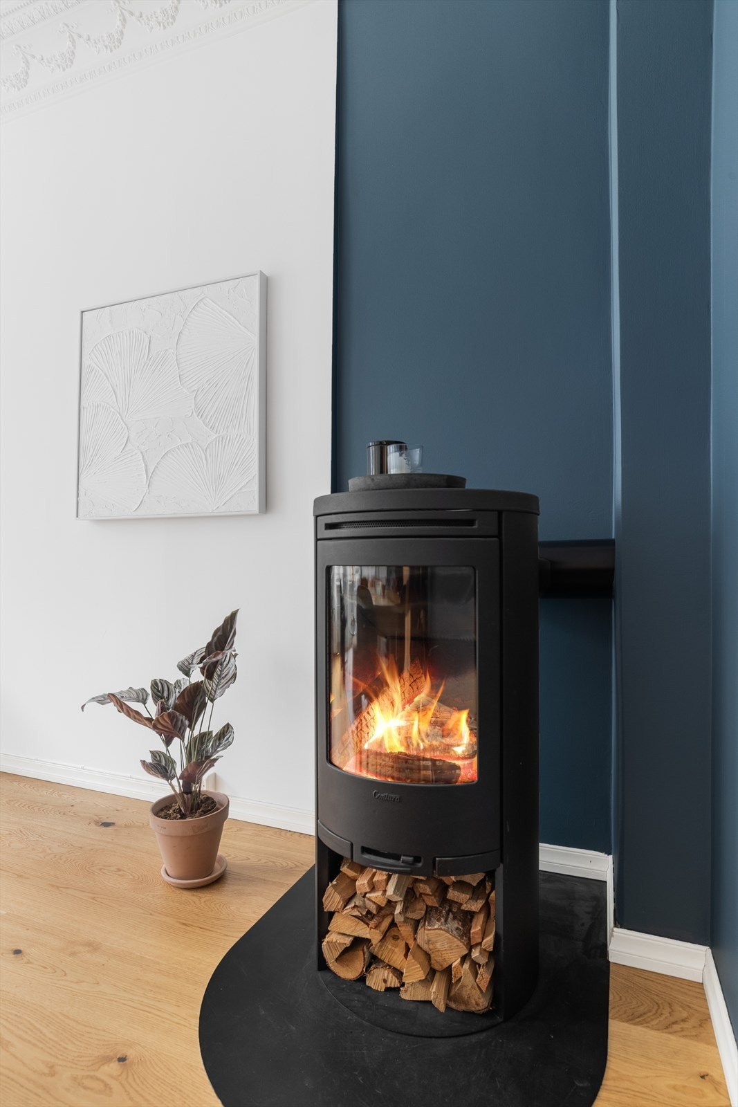 Stemningsfull vedovn som sørger for energibesparende oppvarming på vinterstid Galleribilde