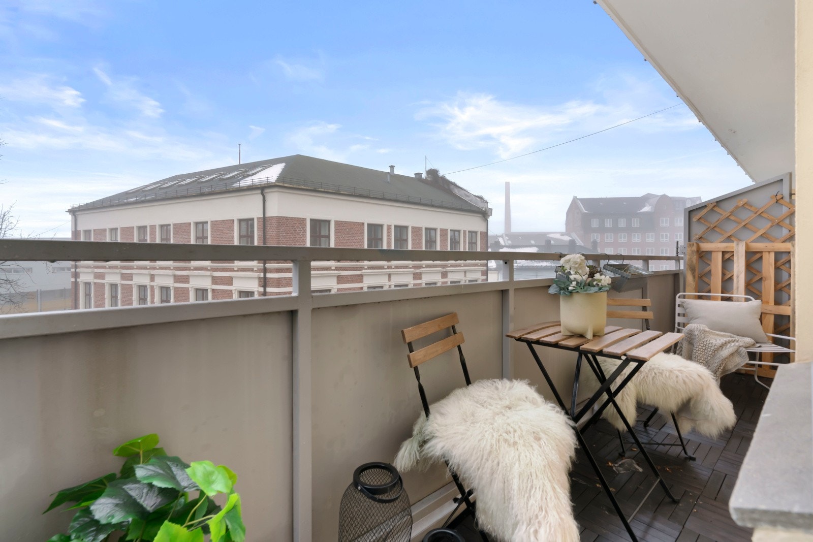 Fra hovedsoverommet er det utgang til en herlig vestvendt balkong på 5 kvm med flott utsikt over Rodes plass. Galleribilde