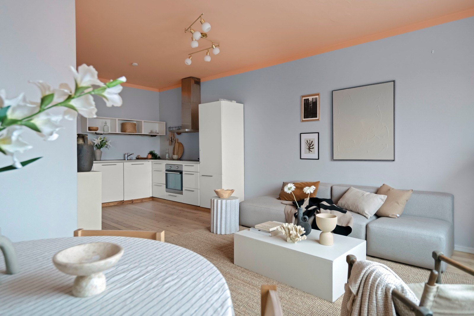 Lekkert originalt tregulv og tak- og veggoverflater malt i moderne fargetoner. Galleribilde