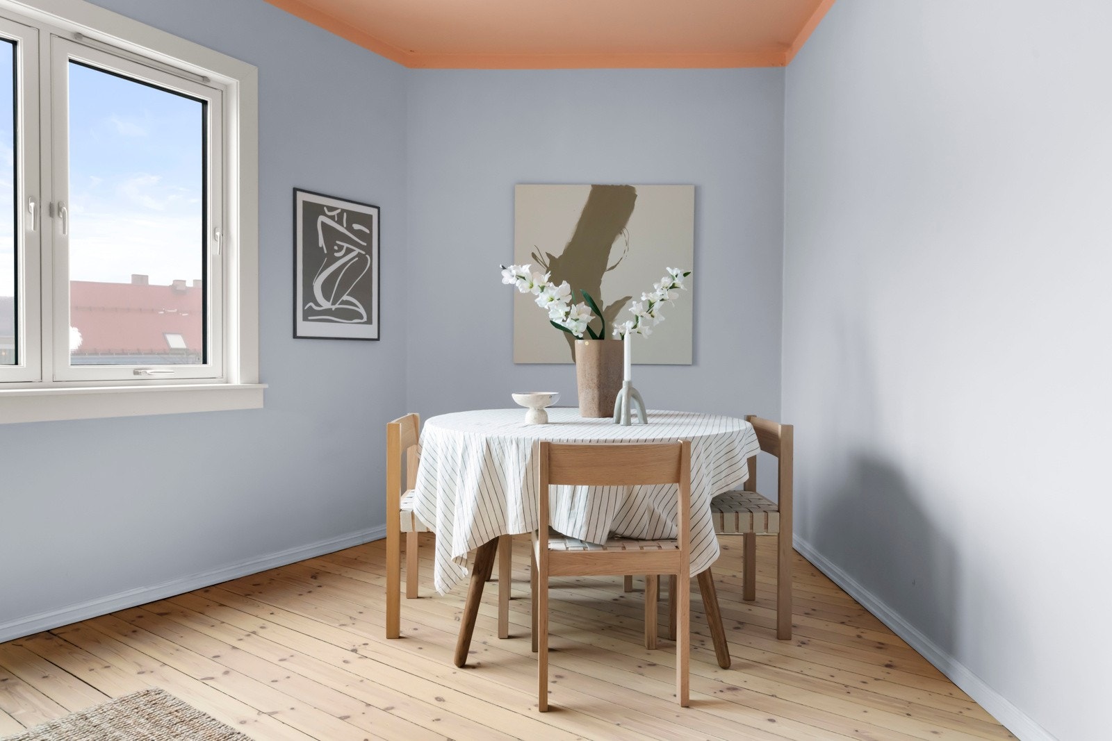 Gode innredningsmuligheter med plass til sittegrupper i ulike soner - avsatt plass til spisebord i hyggelig hjørne av stuen. Galleribilde