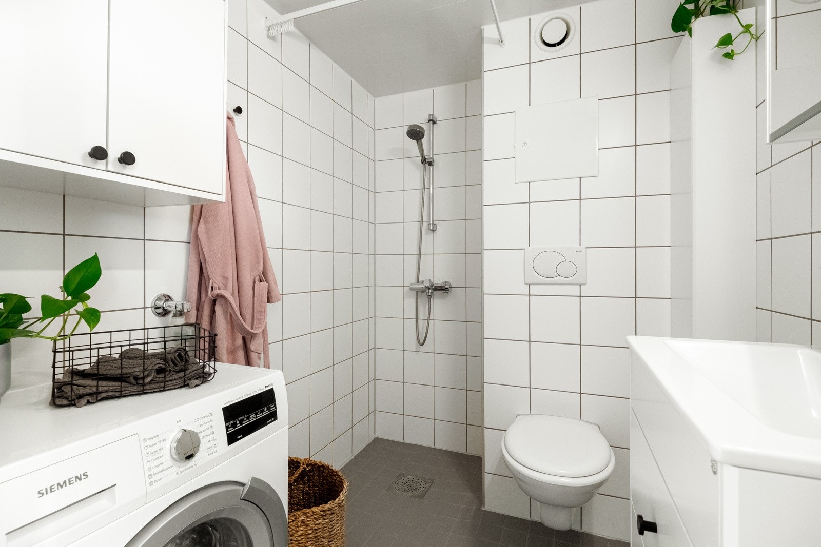 Det er rikelig med oppbevaring i veggskap, skuffer under servant og i speilskap. Det er ellers opplegg til vaskemaskin. Galleribilde