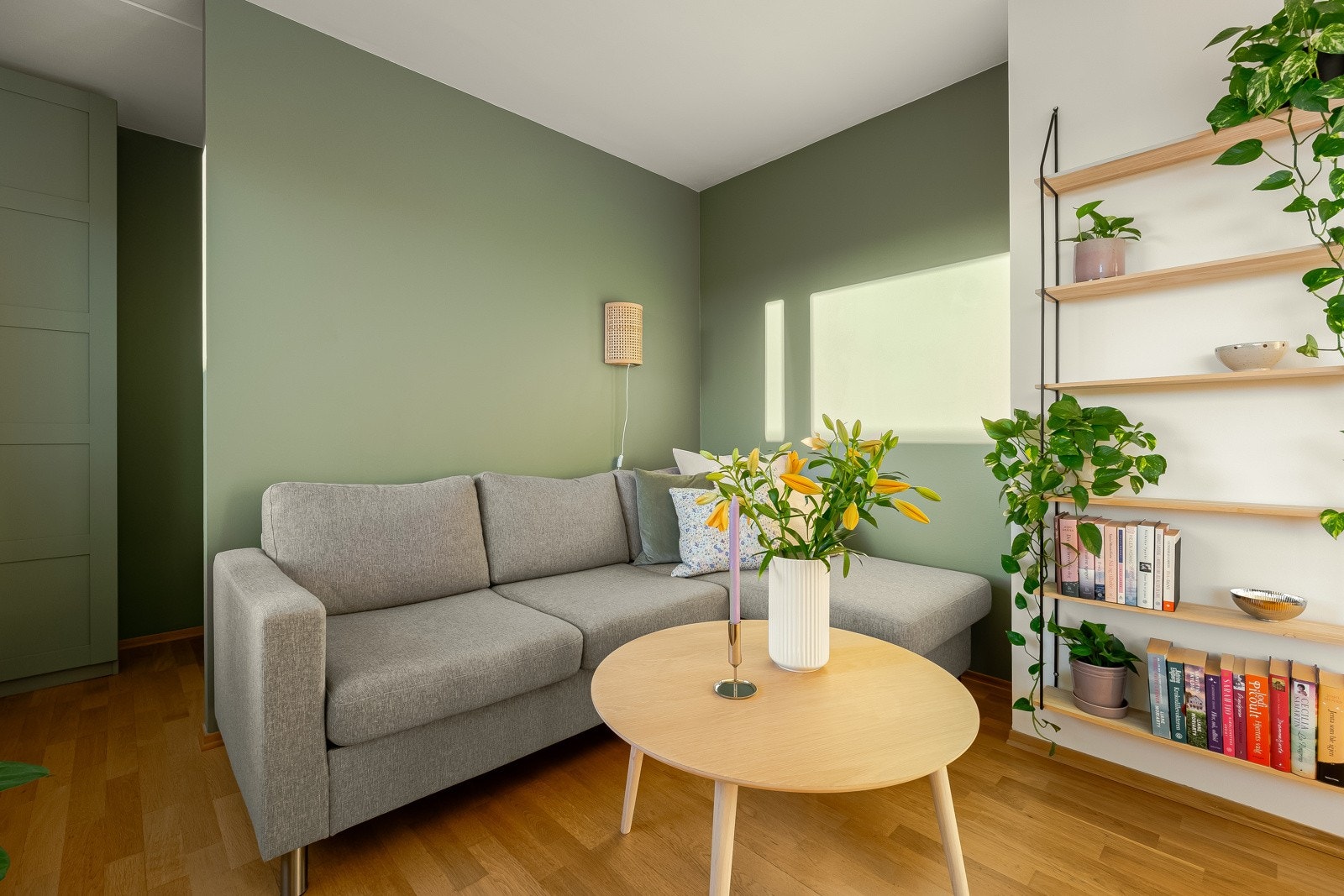I avlukket bak sofaen finner du leilighetens alkove. Galleribilde