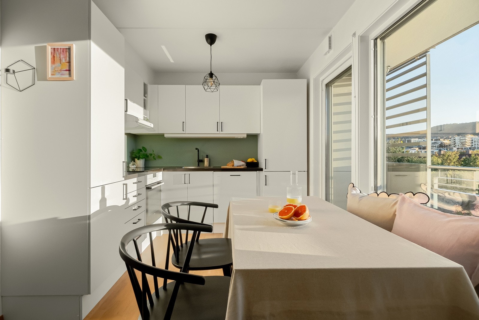 Det er plass til spisebord som passer like fint til frokost som til middag med venner. Galleribilde