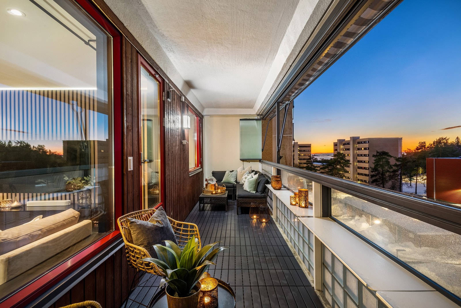 Med boligen får du innglasset og vestvendt balkong som betyr sol, varme og hyggelige dager store deler av året! Galleribilde