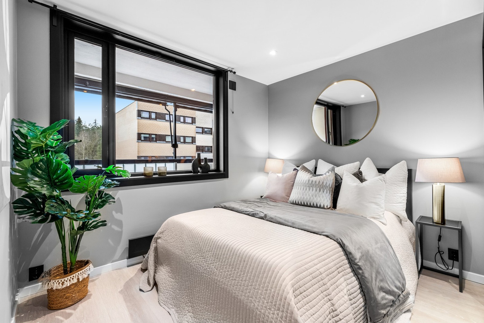 Boligens hovedsoverom er av god størrelse med plass til dobbeltseng og nattbord på hver side. Malte vinduskarmer for moderne utseende Galleribilde