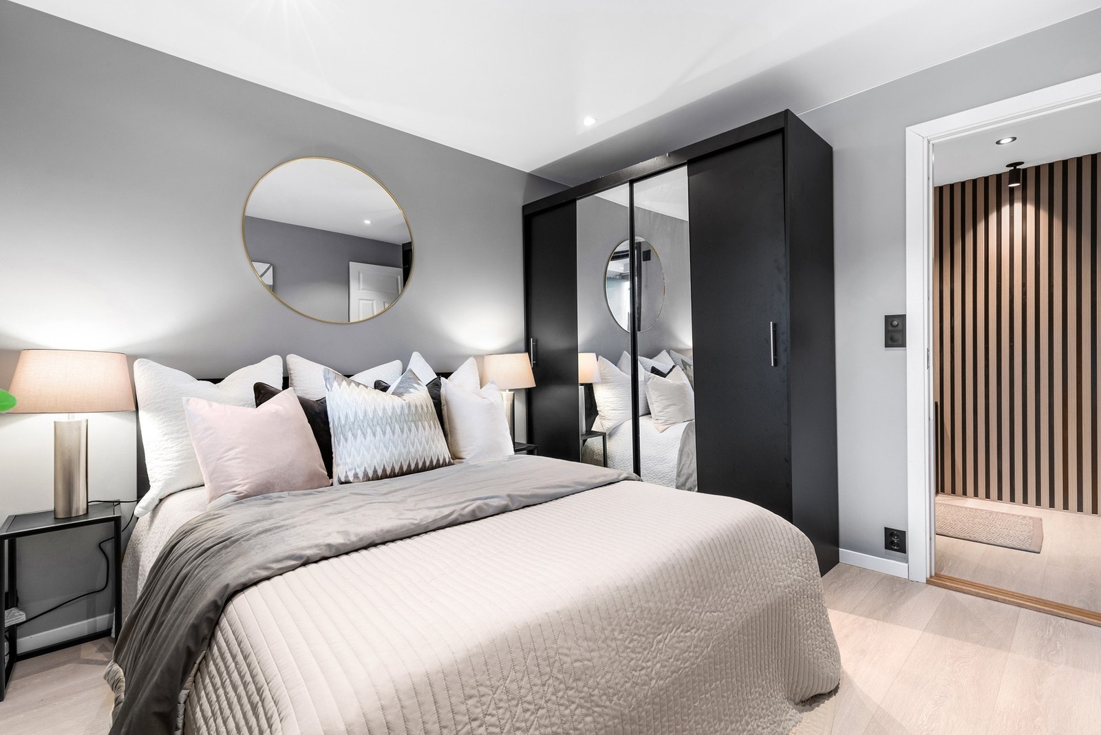 Nytt garderobeskap, 1-stavs laminatgulv, downlights, innerdør, lister og glatte malte overflater Galleribilde