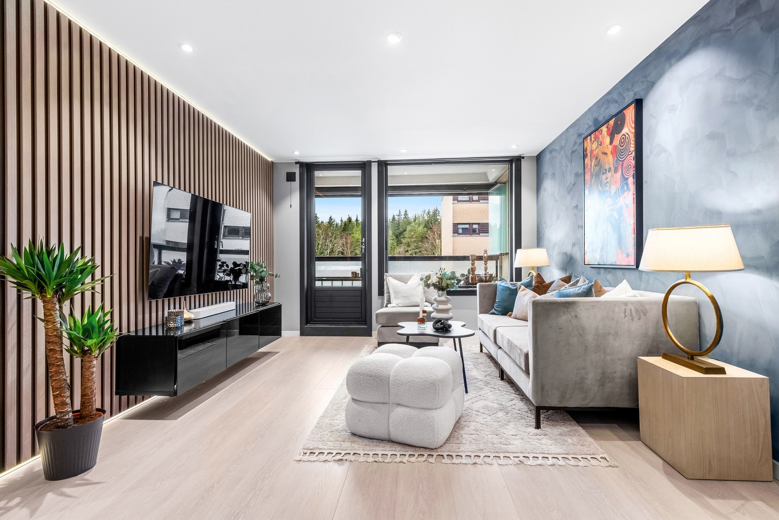 Det er lagt opp til at kabler fra tv osv skjules i veggen, noe som er et stort pluss Galleribilde