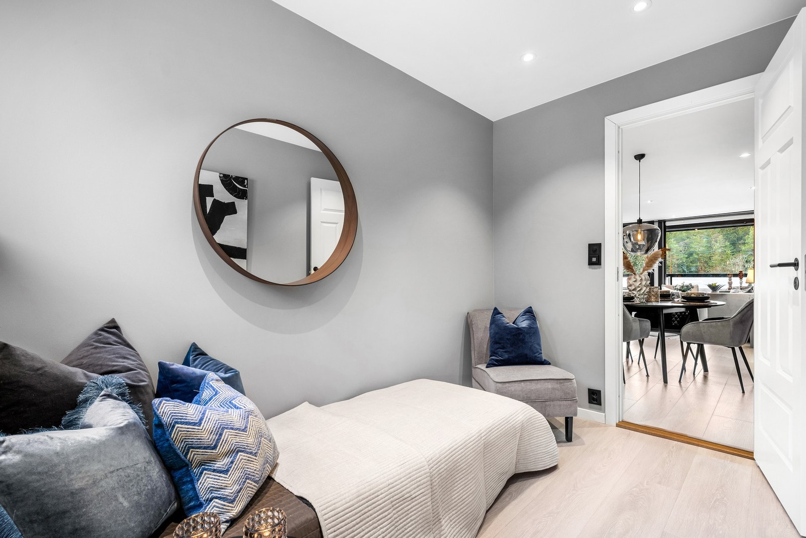 Det er plass til garderobeskap eller om du vil bruyke rommet som kontor og garderoberom Galleribilde