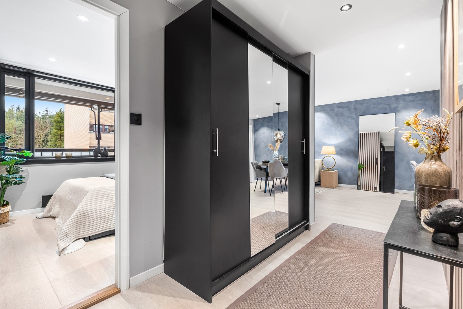 Vel inn døren møtes du av en svært innbydende entré med 1-stavs laminat, varme i gulv og garderobeskap til yttertøyet Galleribilde