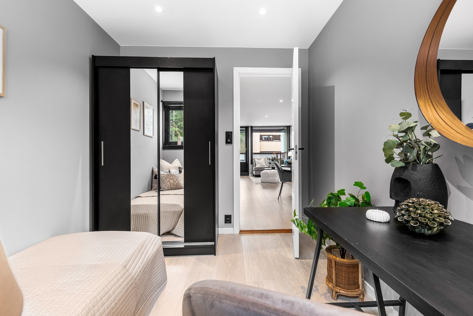 Sort garderobeskap medfølger Galleribilde