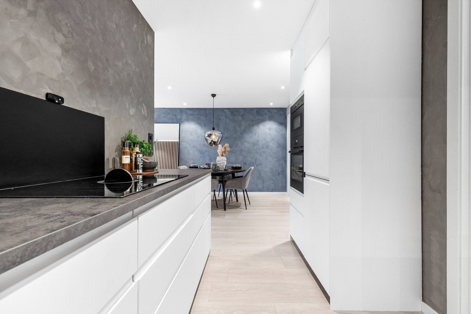 Det er downlights i himling, varme i gulv og stilig kalkmaling på vegg! Galleribilde