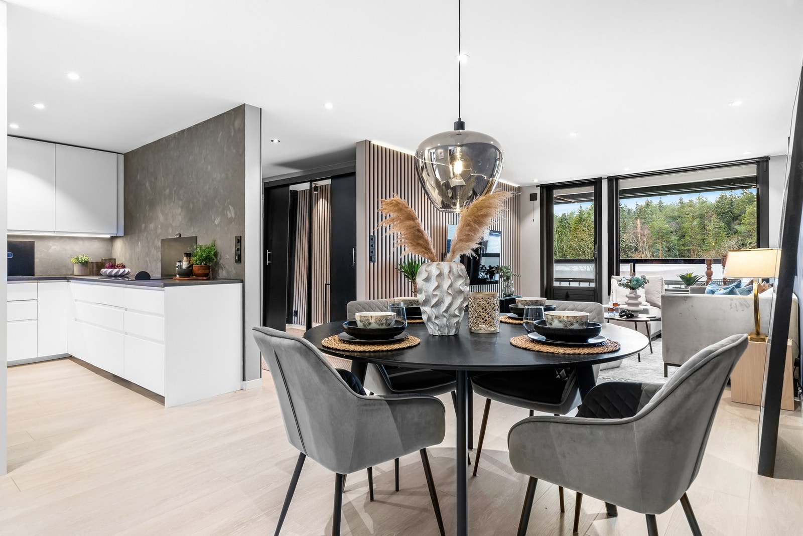 Kjøkkenet er praktisk plassert i eget hjørne og gir følelsen av egen kjøkkensone Galleribilde