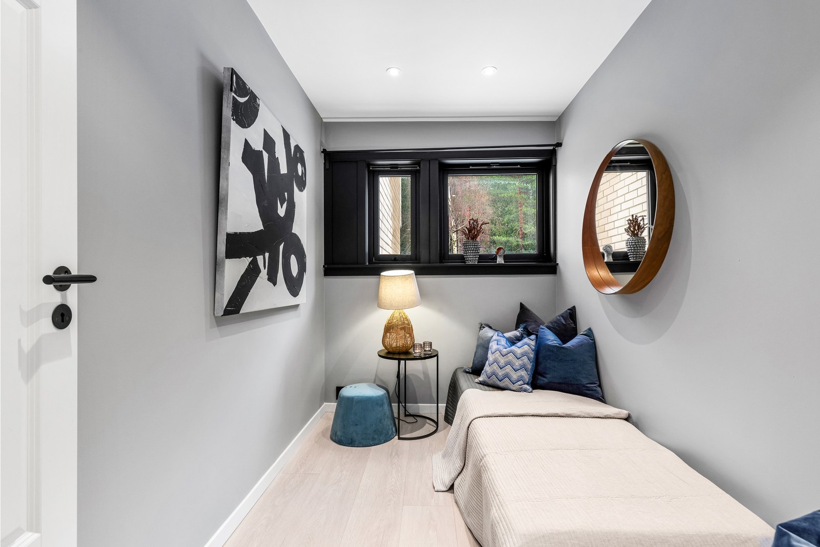 Soverom 4 med downlights i himling, varme i gulv, 1-stavs laminat, glatte malte overflater i moderne farger og malte vinduskarmer Galleribilde