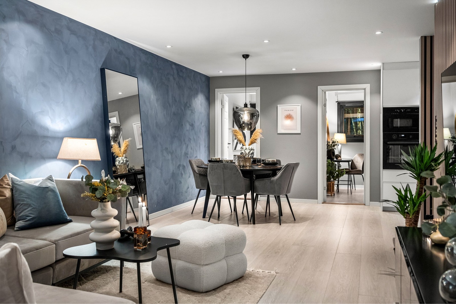 Flott stemning i spisehjørnet på kveldstid og med downlights i himling kan du dimme lyset etter eget ønske Galleribilde