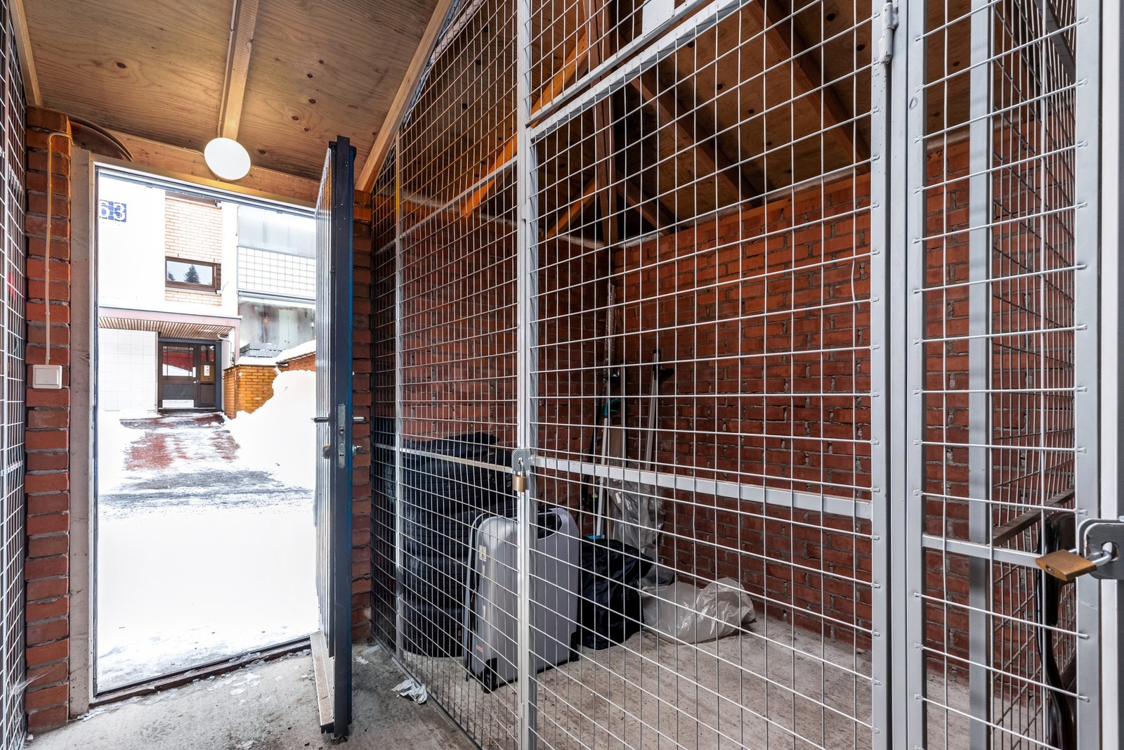 Sportsbod utenfor boligen på ca 4 kvm Galleribilde