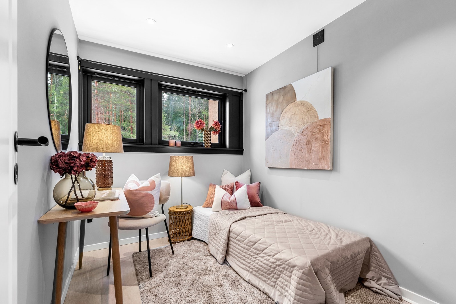 Soverom 3 med downlights i himling, varme i gulv, 1-stavs laminat, glatte malte overflater i moderne farger og malte vinduskarmer Galleribilde