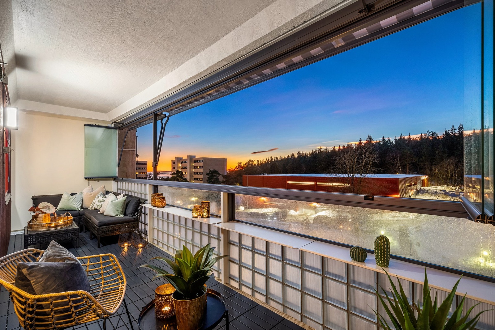 Som en forlengelse av stuen har du denne store balkongen på ca. 14 kvm. Det er markise og innglassering Galleribilde