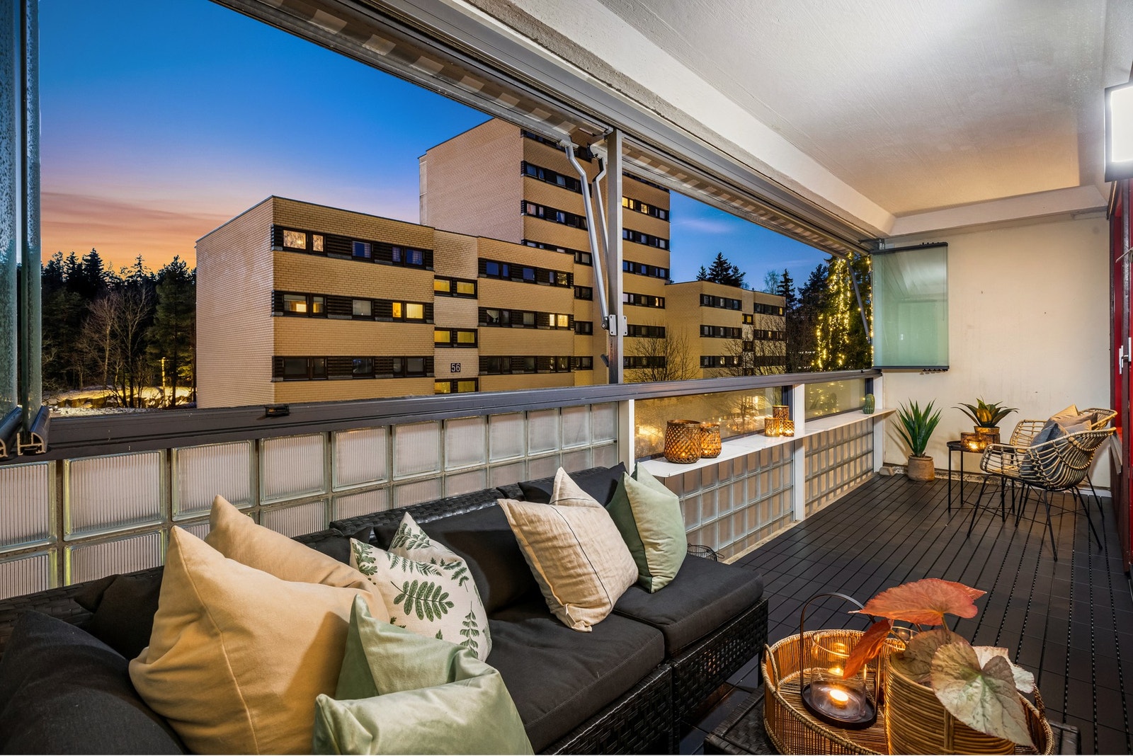 Det er montert stikkontakt og belysning på yttervegg slik at du kan koble på varmelampe! Galleribilde