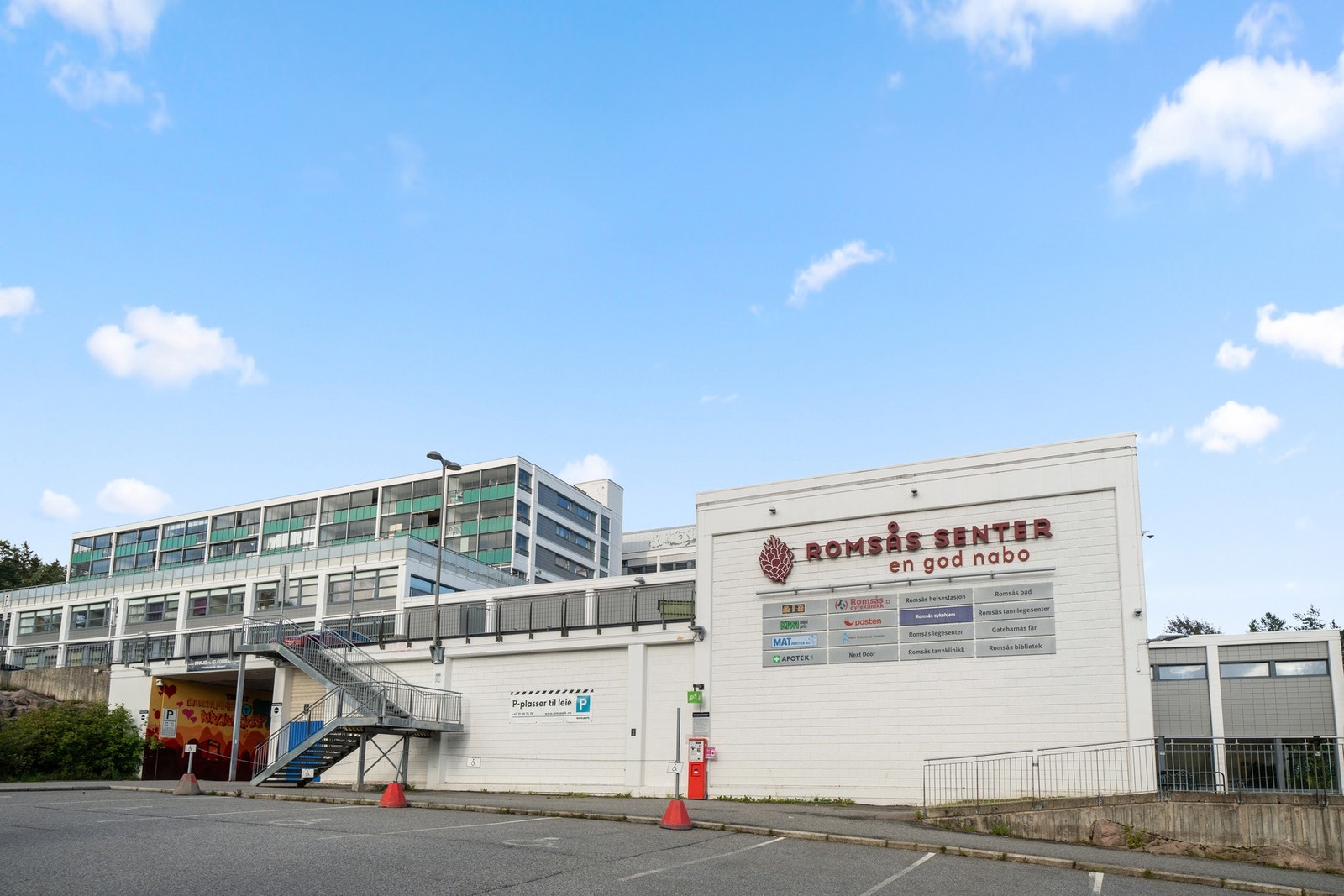 Dagligvare, apotek, Romså bad mm. på Romsås senter som er få minutters gange fra boligen. Galleribilde