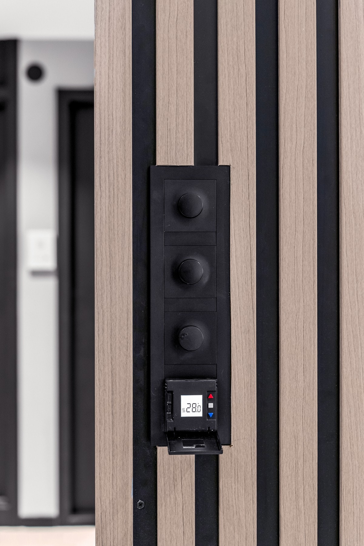 Det er gulvvarme i alle rom foruten hovedsoverom samt sorte detaljer herunder dimmere, stikkontakter, termostat, lys mm. Galleribilde