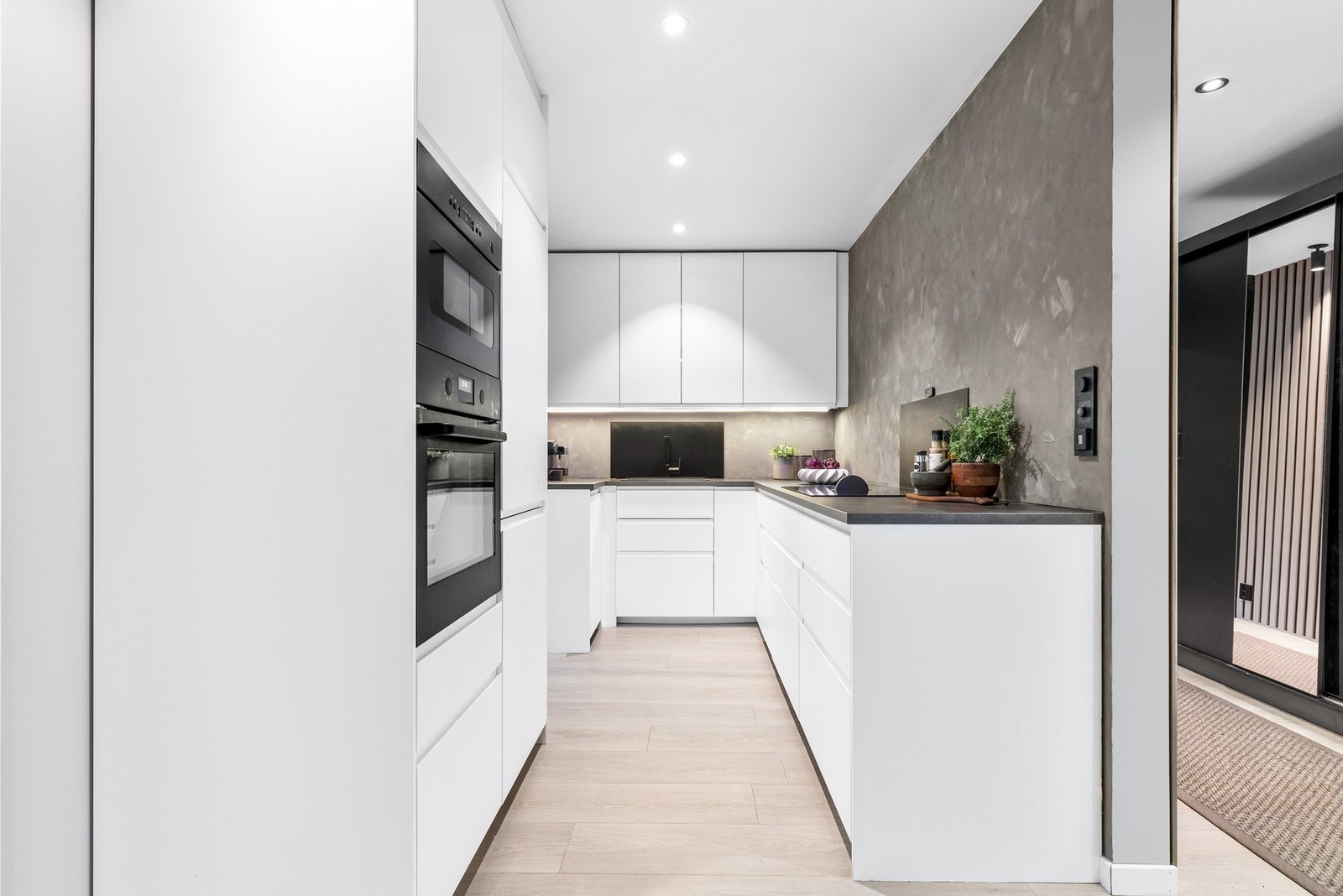 Stort kjøkken med mye oppbevaring og benkeplass. Kjøkkenet ble oppgradert våren 2023 sammen med alle overflater. Galleribilde