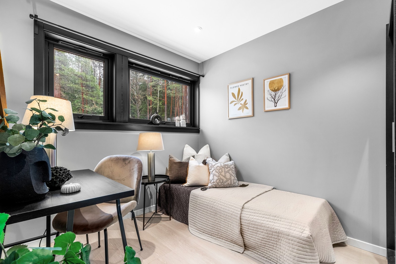 Soverom 2 med downlights i himling, varme i gulv, 1-stavs laminat, glatte malte overflater i moderne farger og malte vinduskarmer Galleribilde