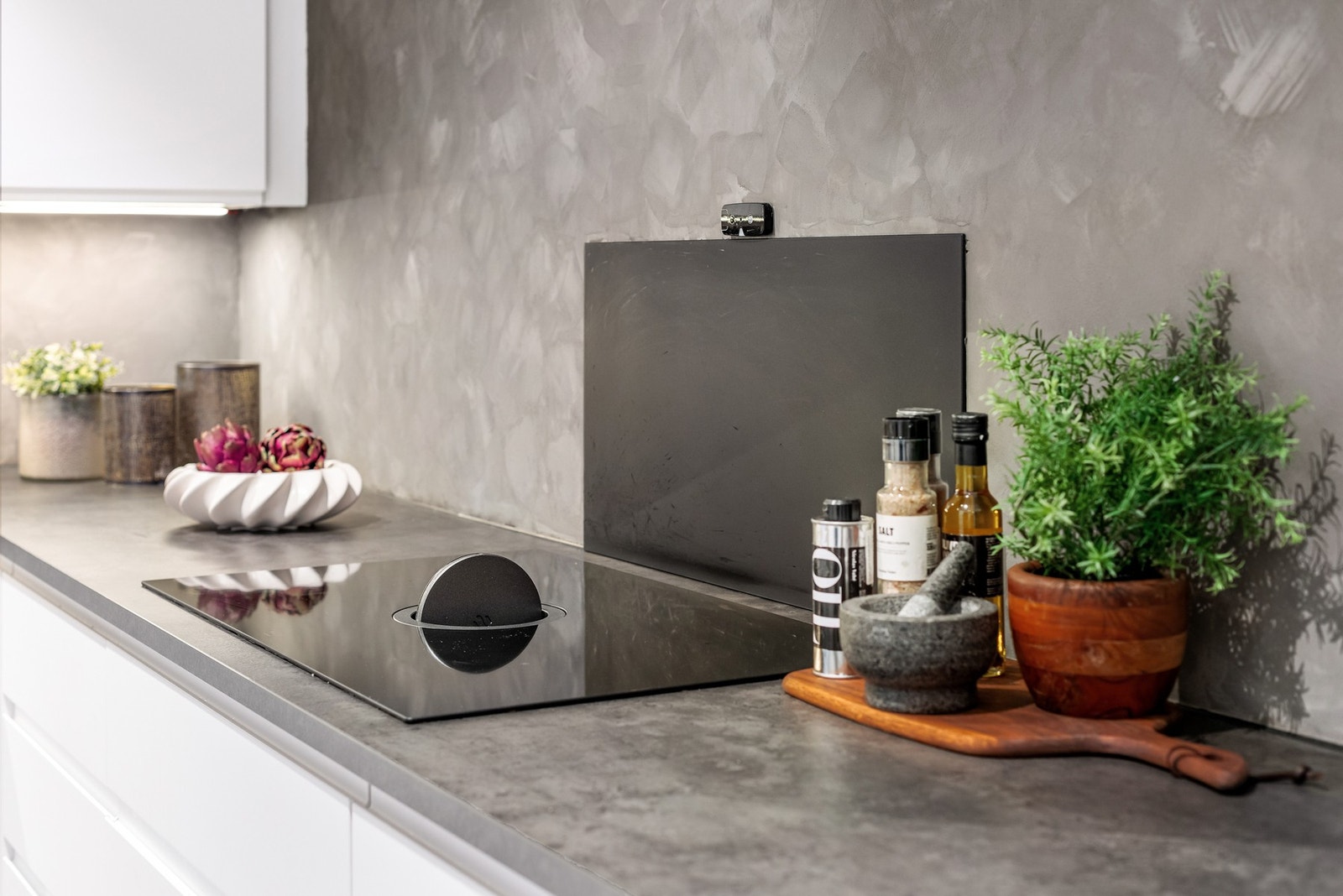 Et velustyrt kjøkken med platetopp og integrert ventilator, mikro, stekeovn, kjøl/fryseskap samt oppvaskmaskin Galleribilde