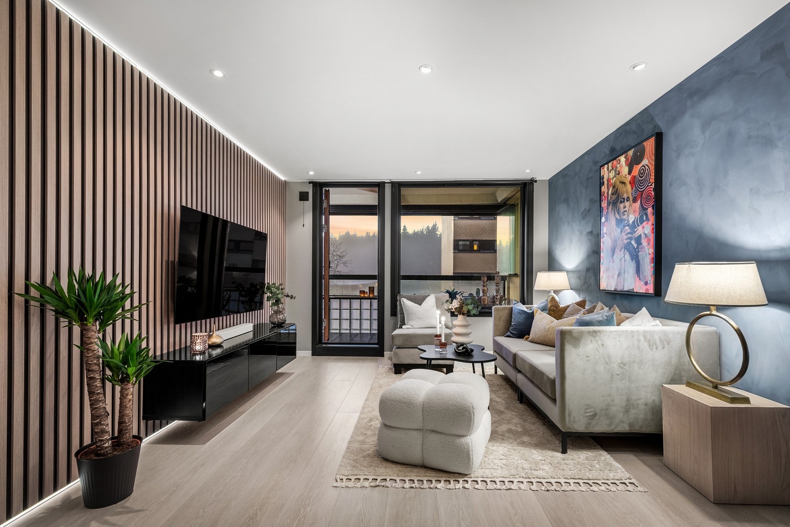 Her ligger alt til rette for kvalitetstid. Flott spilevegg med LED stripe i taket og under Galleribilde