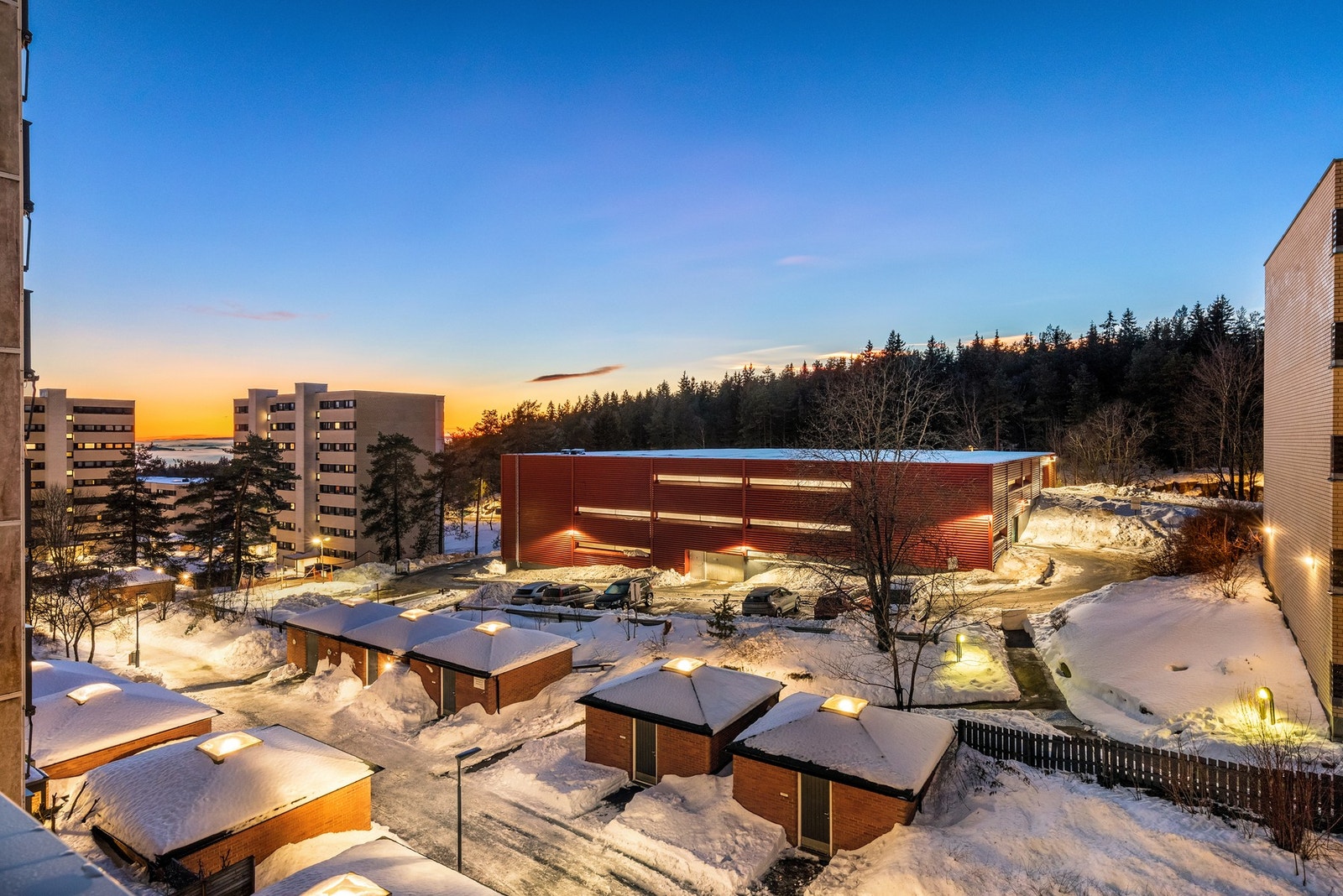 Garasje og gjesteparkering har du rett ved og ikke minst luftig og fin utsitk Galleribilde
