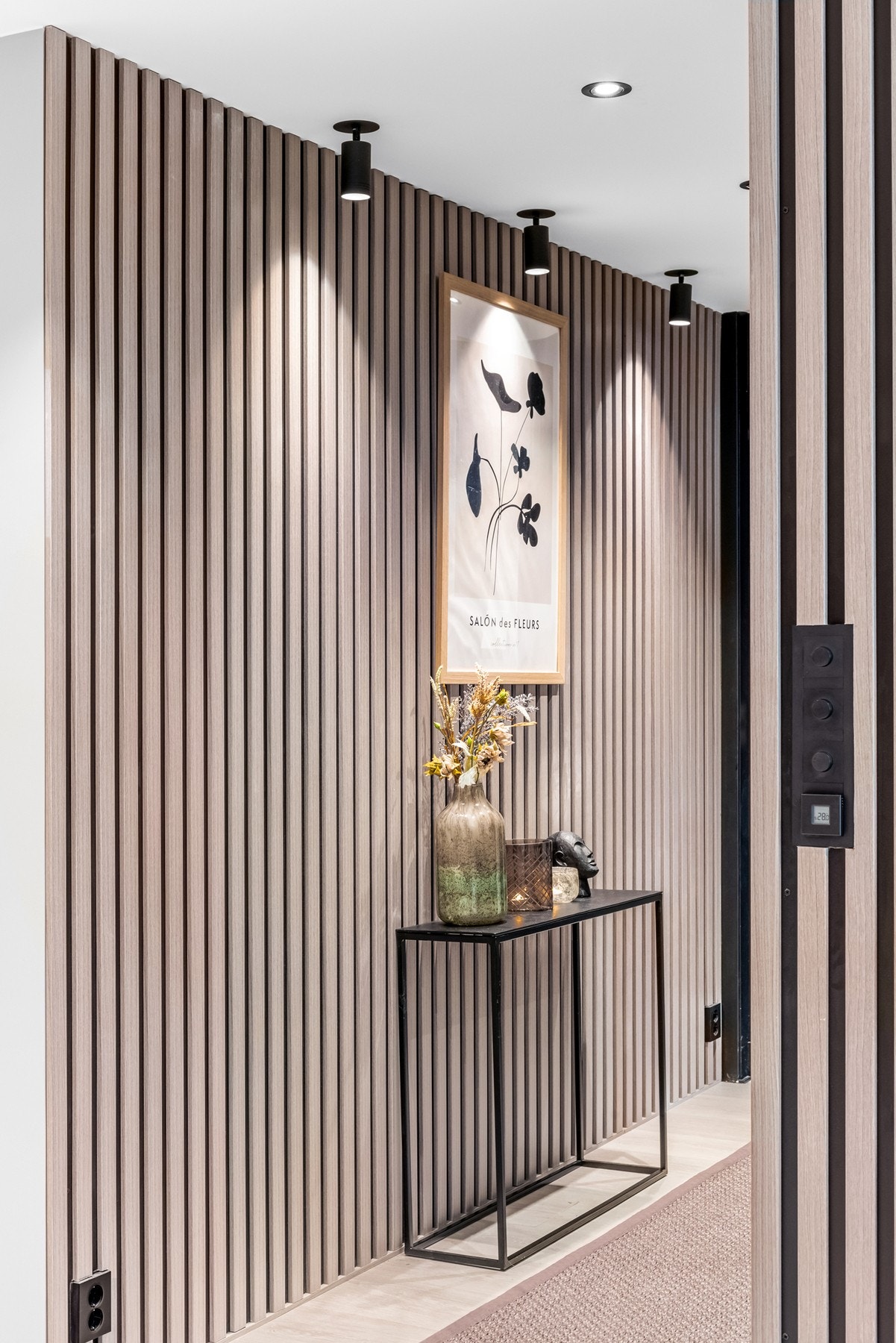 Det er også montert spilevegg, downlights i himling samt ekstra pendler i tak som tar seg pent ut i rommet Galleribilde