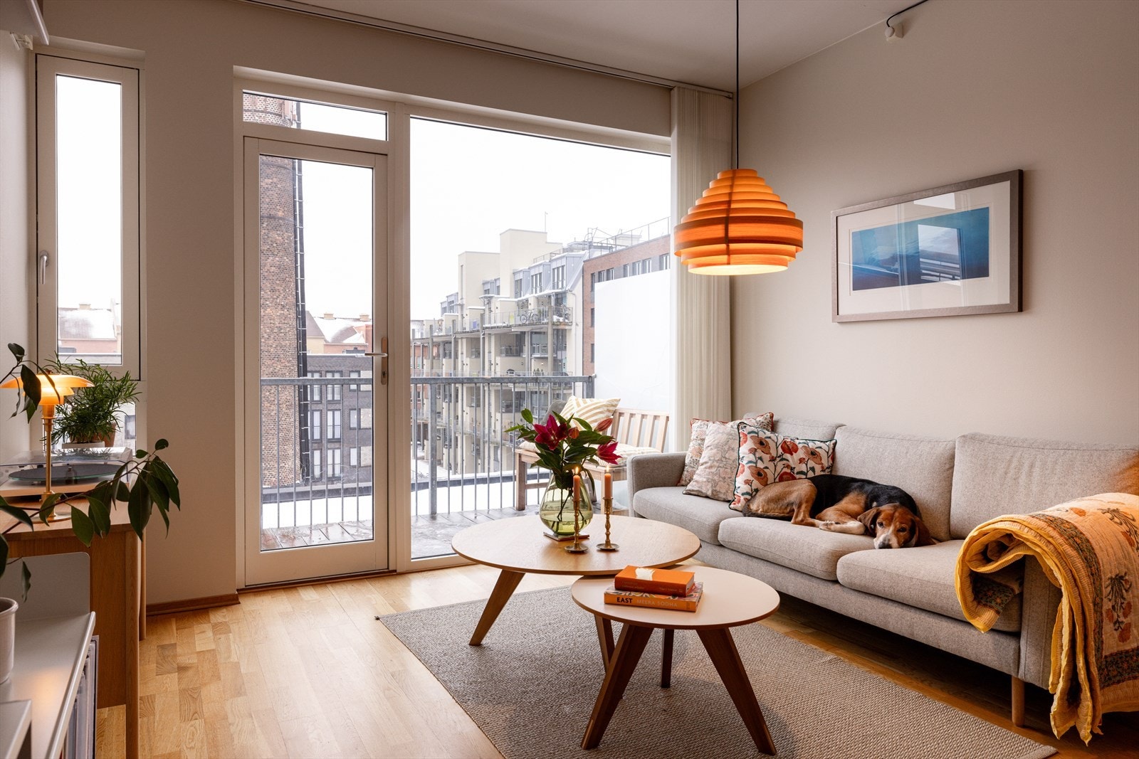 Stuen har en lun og koselig atmosfære med store vindusflater som slipper inn godt med naturlig lys, samt balkongadkomst. Galleribilde