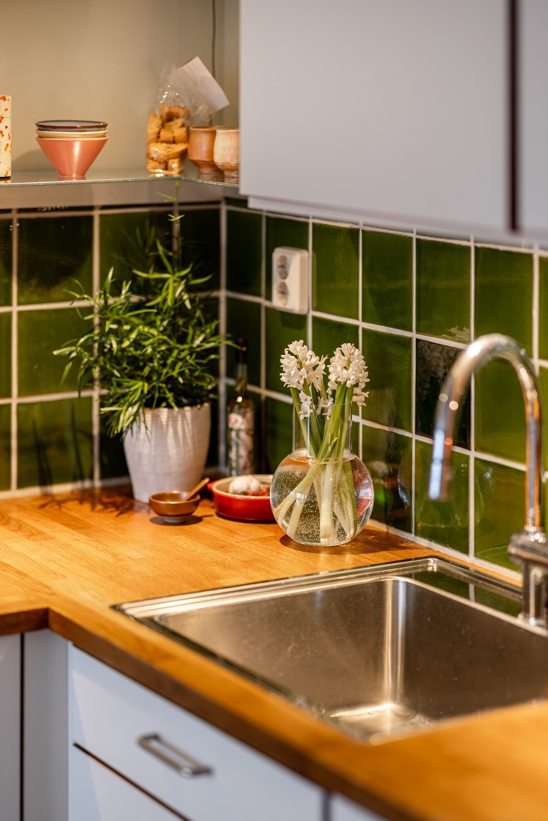 Kjøkkenet består av flotte detaljer og lekre grønne fliser, samt god oppbevaringsplass. Galleribilde